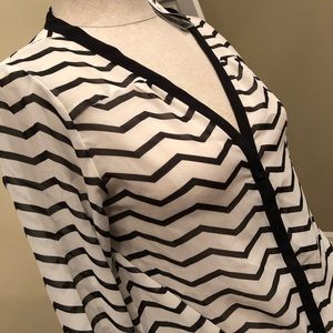 Great zig-zag shirt. Tie bottom.